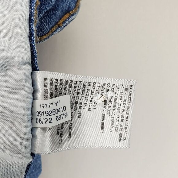 American Eagle High Rise Floral Embroidered Distressed Denim Mom Shorts Size 6 - Picture 12 of 12